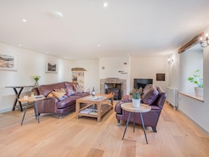 TV, fireplace - 3 Bed in Penrith (oc-sz390) (Shap)