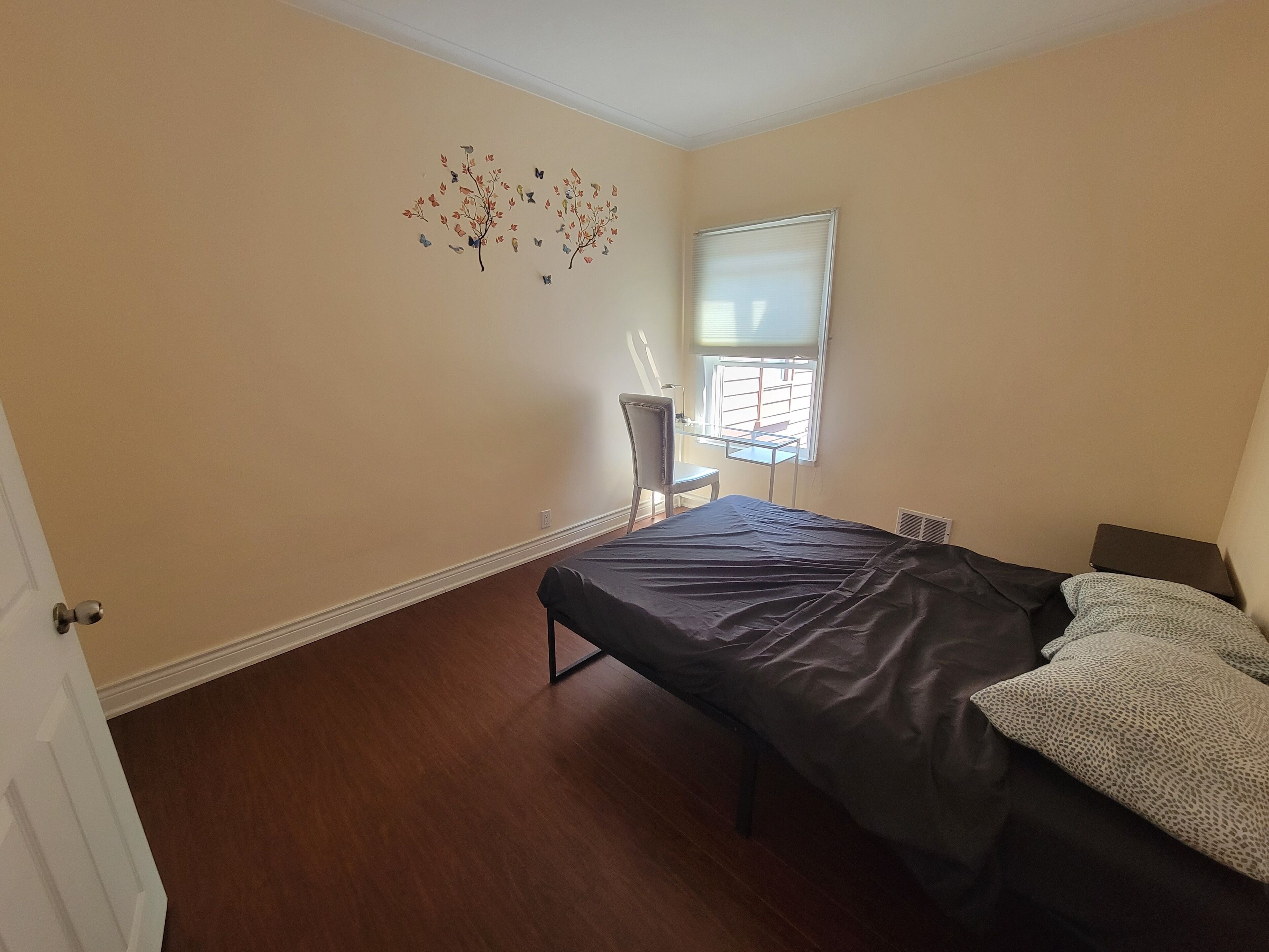 6 bedrooms, iron/ironing board, WiFi (free), bed sheets