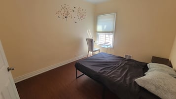 6 bedrooms, iron/ironing board, WiFi (free), bed sheets
