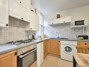 Oven, cookware/dishes/utensils - 2 Bed in Keswick (oc-sz117) (Keswick)