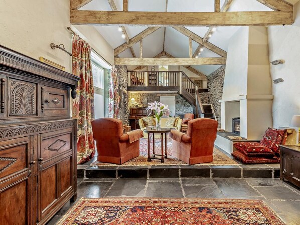 المنشأة من الداخل