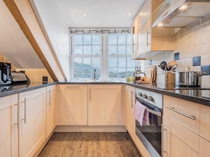 Oven, dishwasher, cookware/dishes/utensils - 2 Bed in Keswick (oc-sz494) (Keswick)