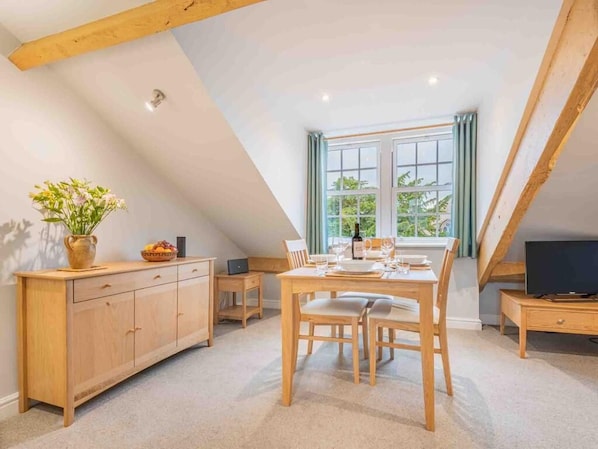 Dining - 2 Bed in Keswick (oc-sz494) (Keswick)