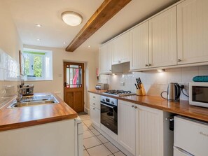 Oven, dishwasher, cookware/dishes/utensils - 2 Bed in Keswick (oc-sz378) (Portinscale)