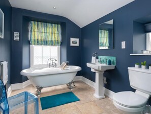 A bathroom with a freestanding bathtub, a pedestal sink, and a toilet. - 2 Bed in Windermere (oc-sz306) (Windermere)