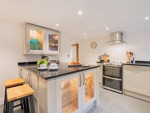 Oven, dishwasher, highchair, cookware/dishes/utensils - 3 Bed in Penrith (oc-sz571) (Patterdale)
