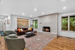 Smart TV, fireplace - The Nest @ Hawktree (Waynesville)