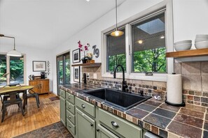 Coffee/tea maker, fridge, oven, stovetop
