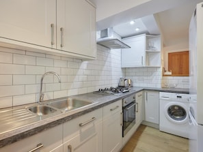 Oven, cookware/dishes/utensils - 2 Bed in Keswick (oc-sz019) (Keswick)