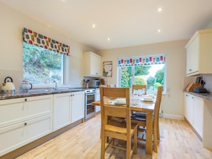Oven, dishwasher, high chair, cookware/dishes/utensils - 3 Bed in Keswick (oc-sz194) (Thornthwaite)
