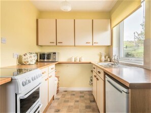 Oven, cookware/dishes/utensils - 1 Bed in Kirkby-in-furness (oc-sz463) (Kirkby Ireleth)