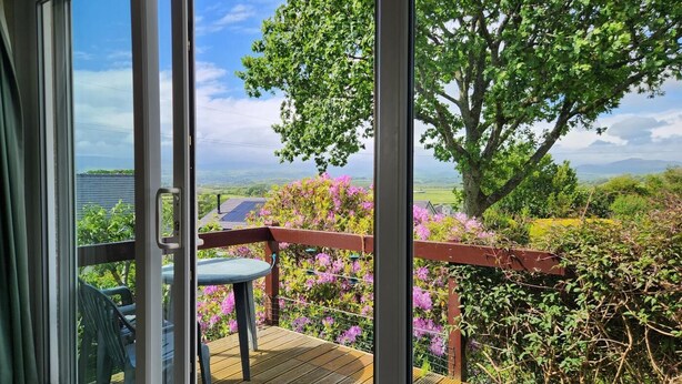 A deck with a view of a lake and mountains. - 1 Bed in Kirkby-in-furness (oc-sz463) (Kirkby Ireleth)
