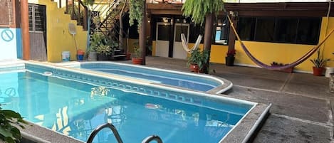 Family Tek Büyük Yataklı Oda | Havuz | 2 açık yüzme havuzu