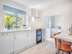 Oven, dishwasher, cookware/dishes/utensils - 1 Bed in Cockermouth (oc-sz294) (Cockermouth)