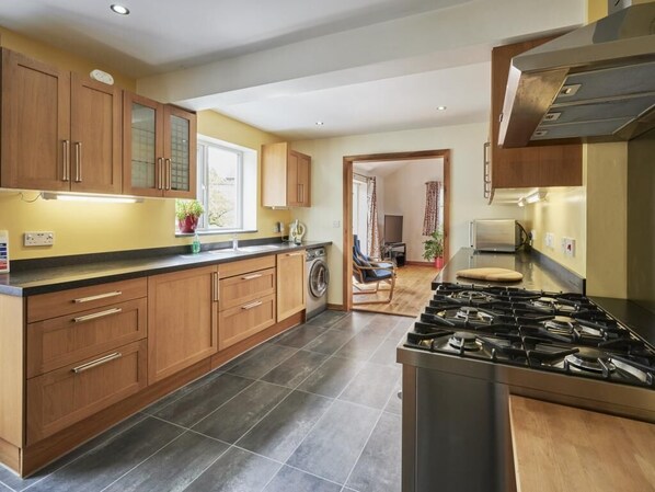 Oven, dishwasher, high chair, cookware/dishes/utensils - 2 Bed in Cockermouth (oc-sz282) (Cockermouth)