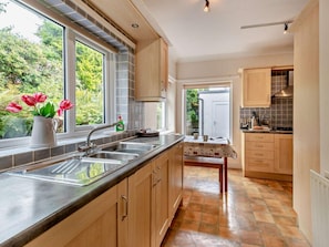 Oven, dishwasher, high chair, cookware/dishes/utensils - 3 Bed in Keswick (oc-sz249) (Keswick)
