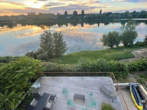 View of the Loire River, charming renovated house, 50 m² terrace, 5 bedrooms