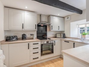 Oven, high chair, cookware/dishes/utensils - 2 Bed in Keswick (oc-sz193) (Underskiddaw)