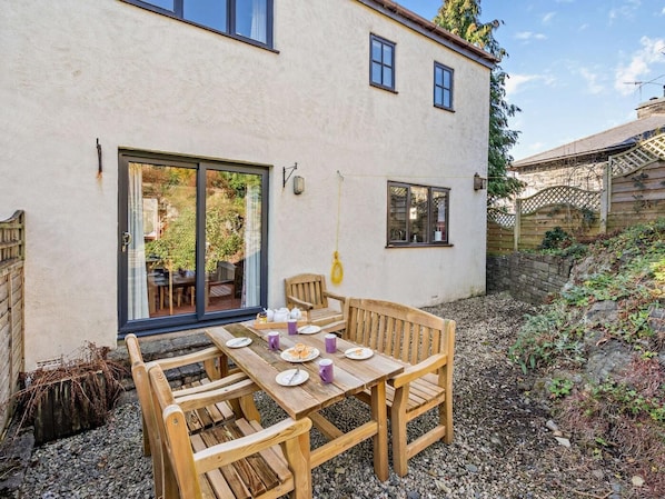 Outdoor dining - 3 Bed in Backbarrow (oc-sz332) (Backbarrow)