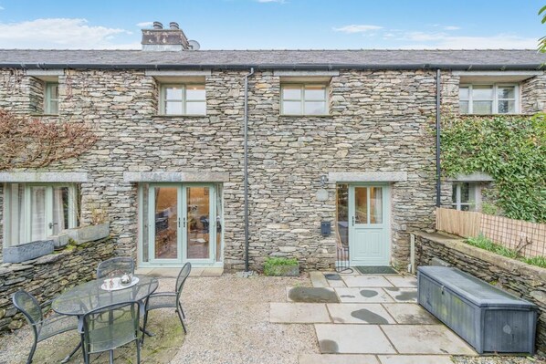 Outdoor dining - 2 Bed in Ulverston (oc-sz013) (Haverthwaite)