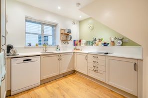 Oven, dishwasher, high chair, cookware/dishes/utensils - 2 Bed in Ulverston (oc-sz013) (Haverthwaite)