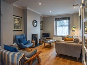 TV, fireplace - 3 Bed in Keswick (oc-sz029) (Keswick)