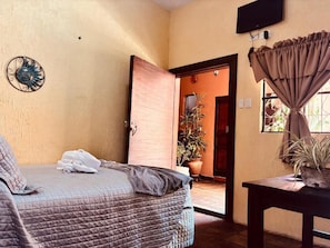 Quarto casal luxo, vista para o pátio | Wi-Fi de cortesia