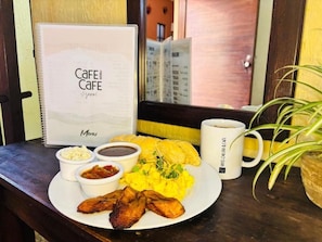 Café da manhã feito na hora grátis todos os dias
