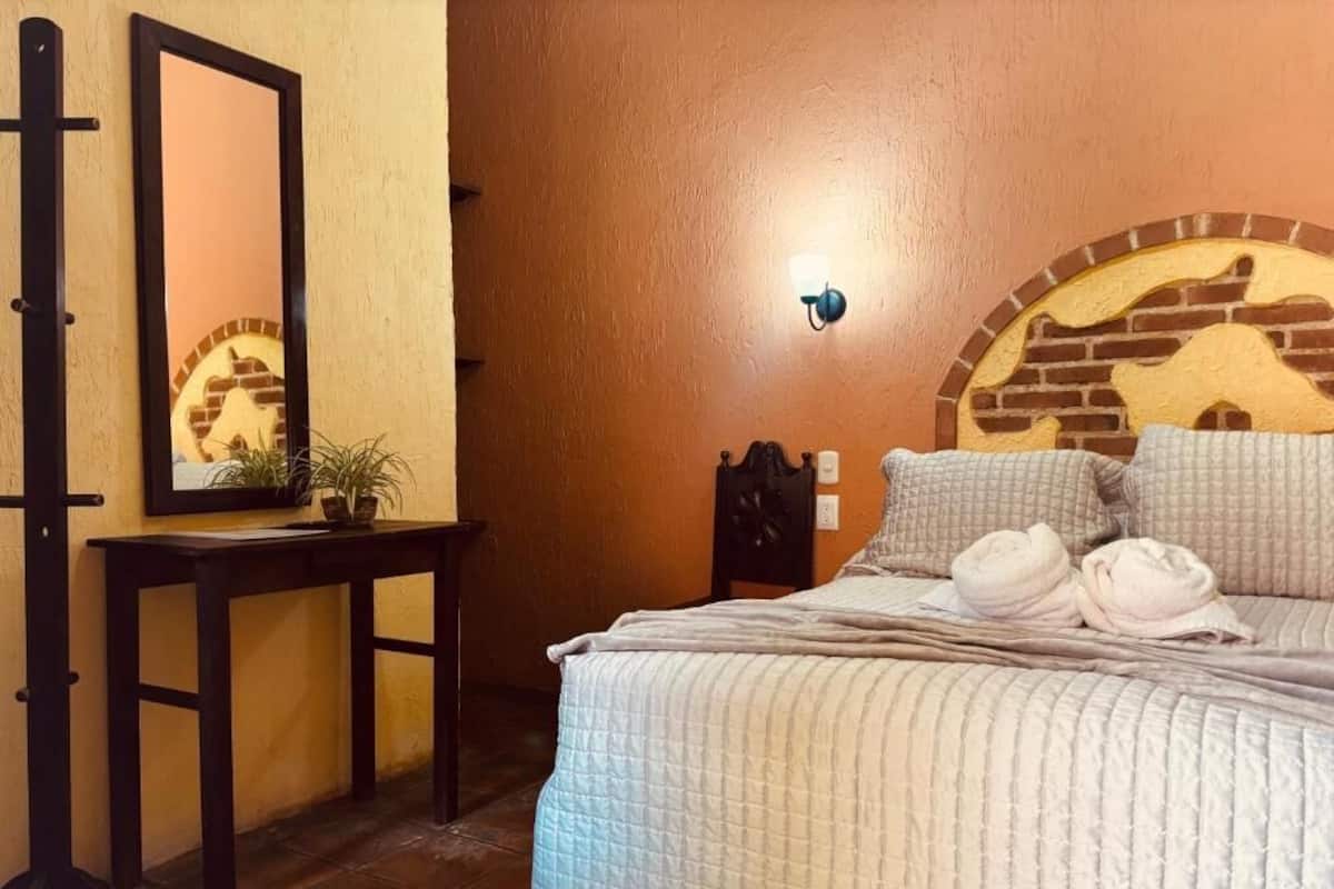 Quarto casal luxo, vista para o pátio | Wi-Fi de cortesia