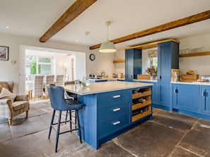 Oven, dishwasher, high chair, cookware/dishes/utensils - 4 Bed in Sedbergh (oc-sz595) (Millthrop)