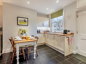 Dining - 2 Bed in Keswick (oc-sz006) (Keswick)