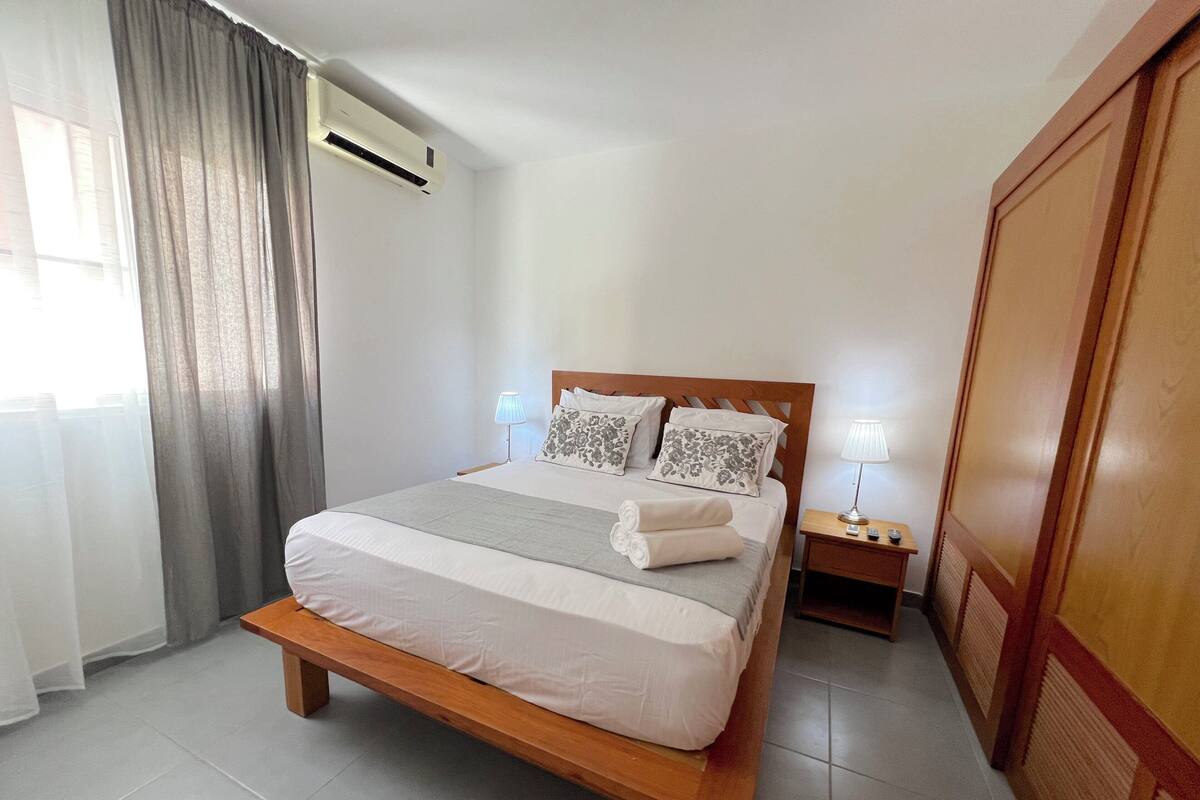 Suite Deluxe, balcón, vistas al jardín | Caja fuerte, tabla de planchar con plancha, wifi gratis y ropa de cama