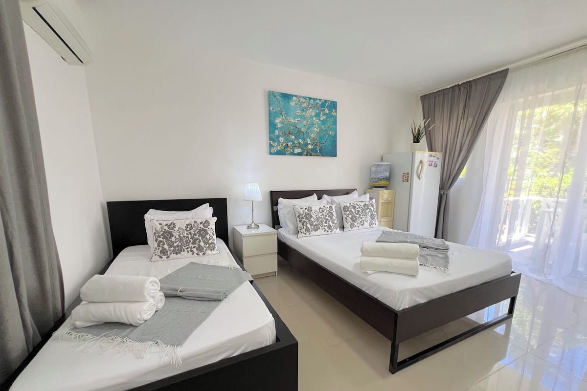 Estudio, balcón, vistas a la piscina | Caja fuerte, tabla de planchar con plancha, wifi gratis y ropa de cama