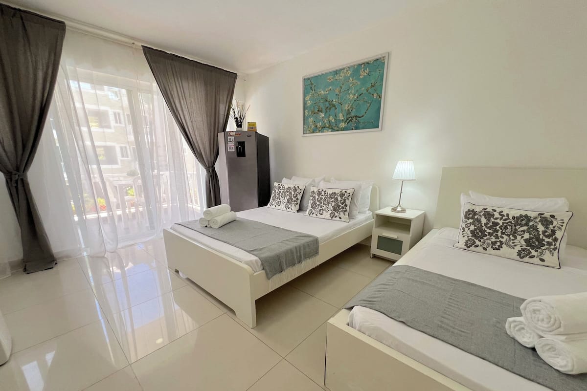 Estudio junior, balcón, vistas a la piscina | Caja fuerte, tabla de planchar con plancha, wifi gratis y ropa de cama