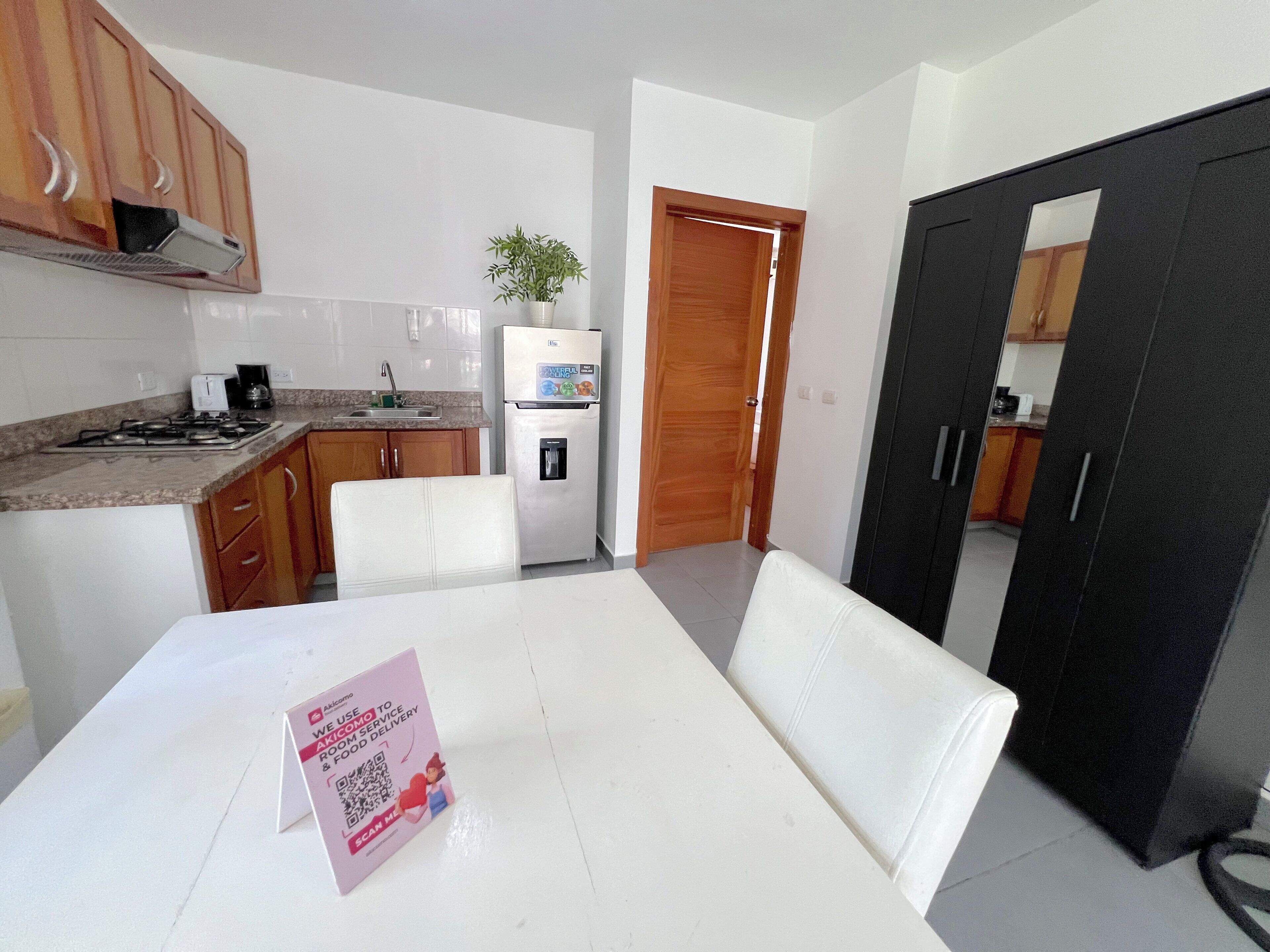 Suite Deluxe, balcon, vue jardin | Cuisine privée | Grand réfrigérateur, plaque de cuisson, cafetière/bouilloire