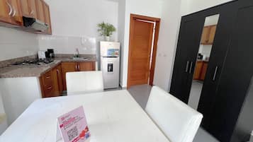 Suite Deluxe, balcon, vue jardin | Cuisine privée | Grand réfrigérateur, plaque de cuisson, cafetière/bouilloire