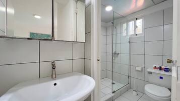 Junior-Studio, Balkon, Poolblick | Zimmersafe, Bügeleisen/Bügelbrett, kostenloses WLAN, Bettwäsche