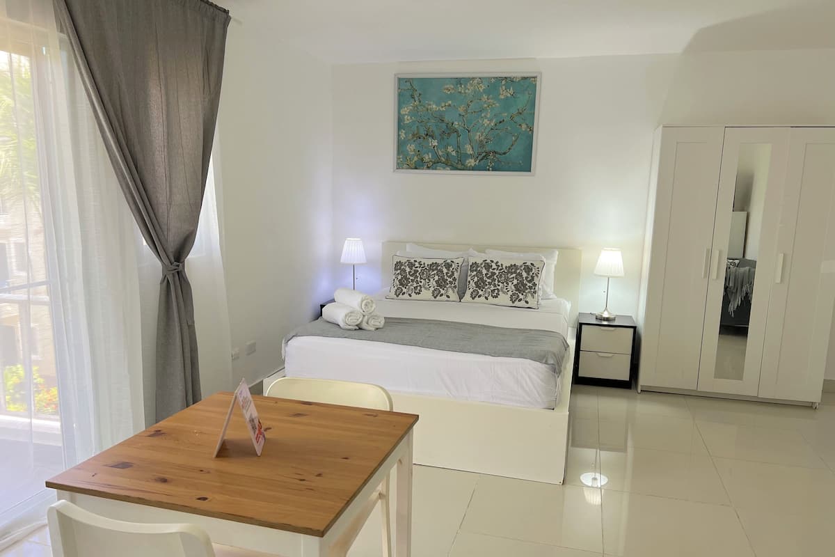 Estudio clásico, balcón | Caja fuerte, tabla de planchar con plancha, wifi gratis y ropa de cama