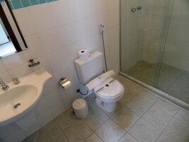 A bathroom with a toilet, bidet, and sink.