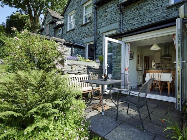 Outdoor dining - 2 Bed in Ambleside (oc-sz451) (Ambleside)