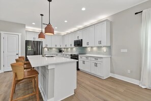 Private kitchen - Walk to beach, Hot Tub, Putting Green, Arcade, 5BR, Near Historic St Augustine (St. Augustine)