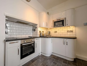 Oven, dishwasher, high chair, cookware/dishes/utensils - 3 Bed in Keswick (oc-sz118) (Keswick)