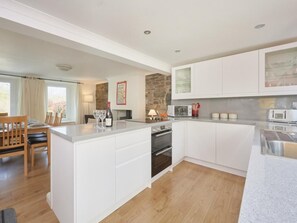 Oven, highchair, cookware/dishes/utensils - 3 Bed in Keswick (oc-sz533) (Braithwaite)