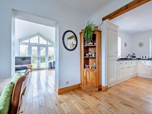 TV, fireplace - 4 Bed in Penrith (oc-sz256) (Hutton)