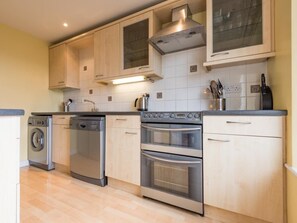 Oven, dishwasher, high chair, cookware/dishes/utensils - 3 Bed in Keswick (oc-sz540) (Applethwaite)