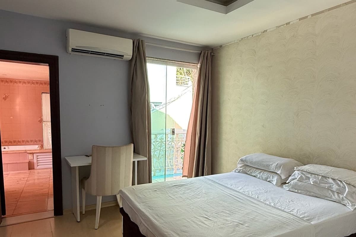 Habitación Confort, balcón, vista a la alberca | Tabla de planchar con plancha y wifi gratis
