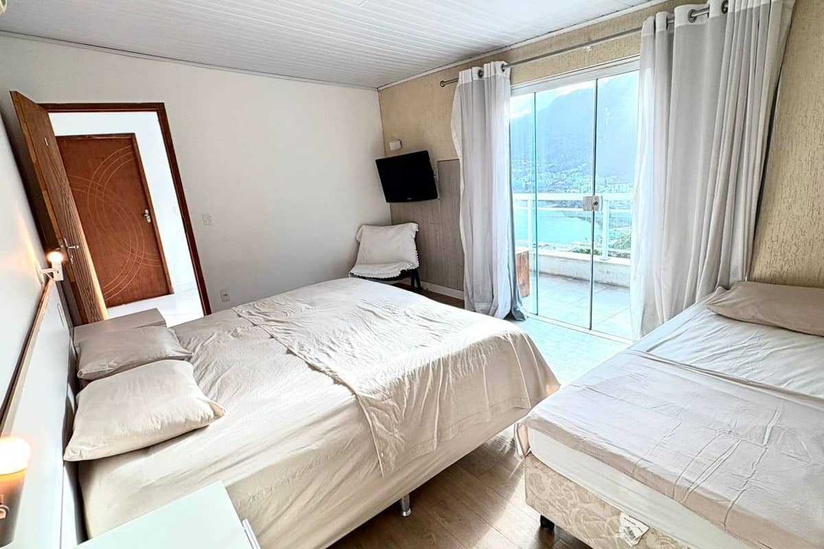 Habitación triple Deluxe, vista a la laguna | Tabla de planchar con plancha y wifi gratis