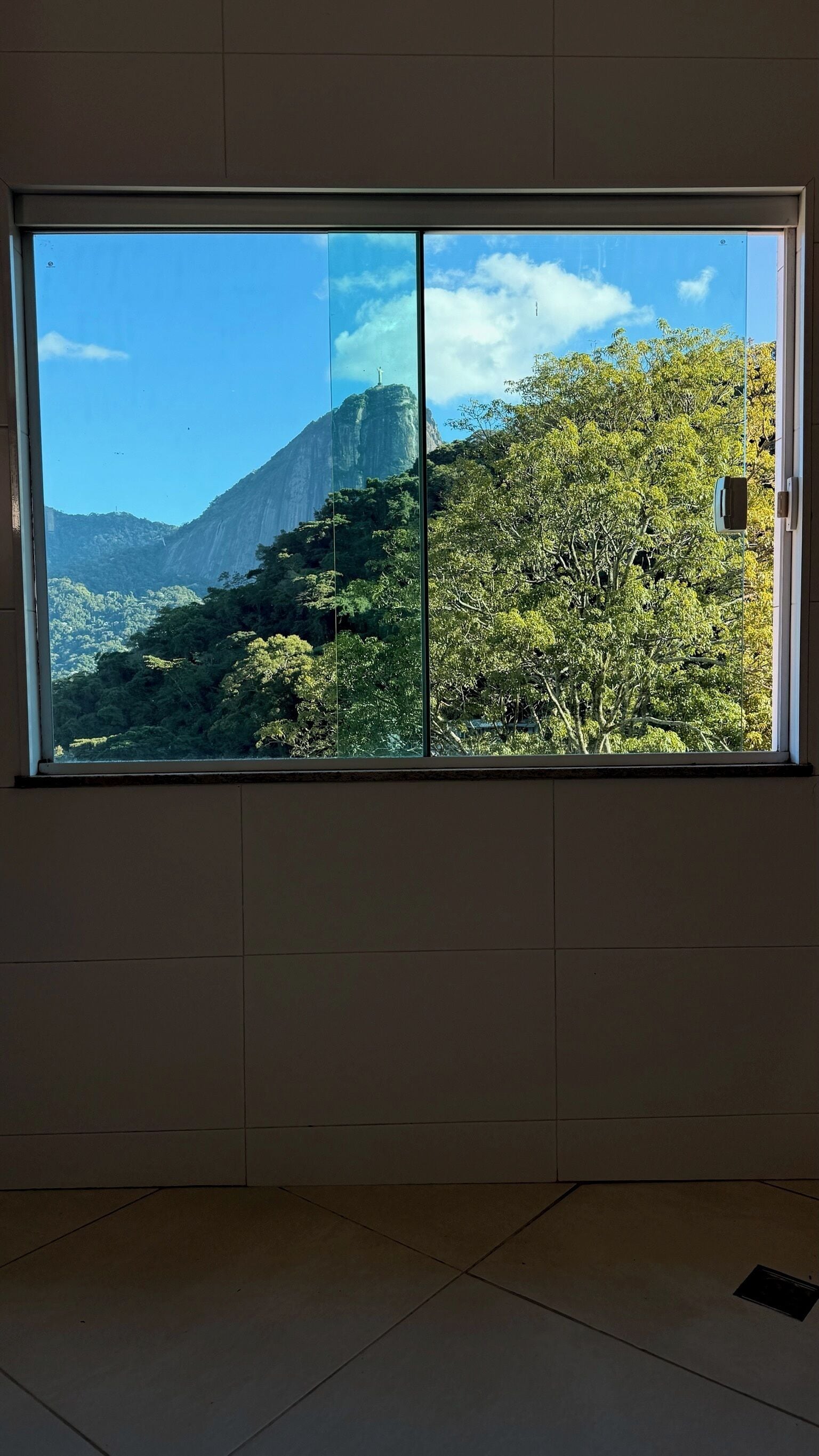 Quarto triplo luxo, vista para a lagoa | Ferros/tábuas de passar roupa, Wi-Fi de cortesia