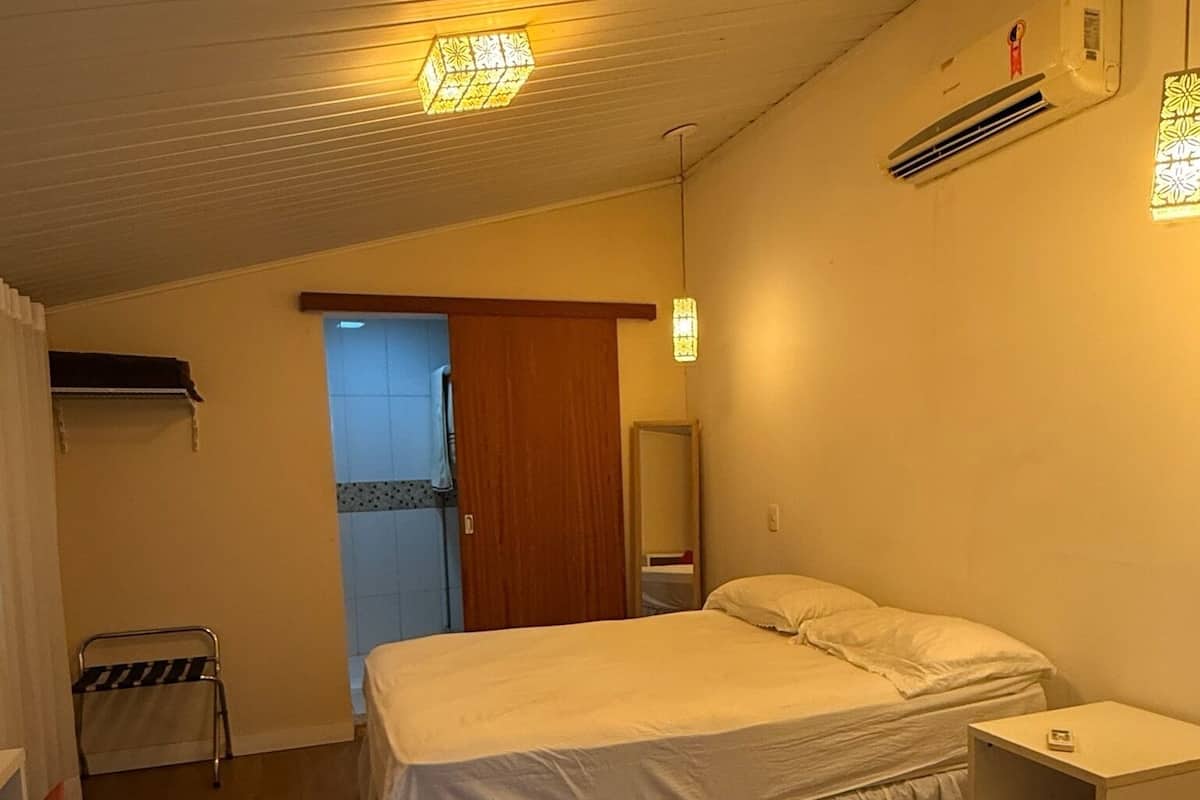 Habitación clásica, 1 cama Queen size | Tabla de planchar con plancha y wifi gratis