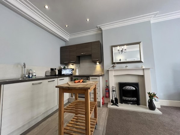 Oven, dishwasher, cookware/dishes/utensils - 1 Bed in Keswick (oc-sz441) (Keswick)